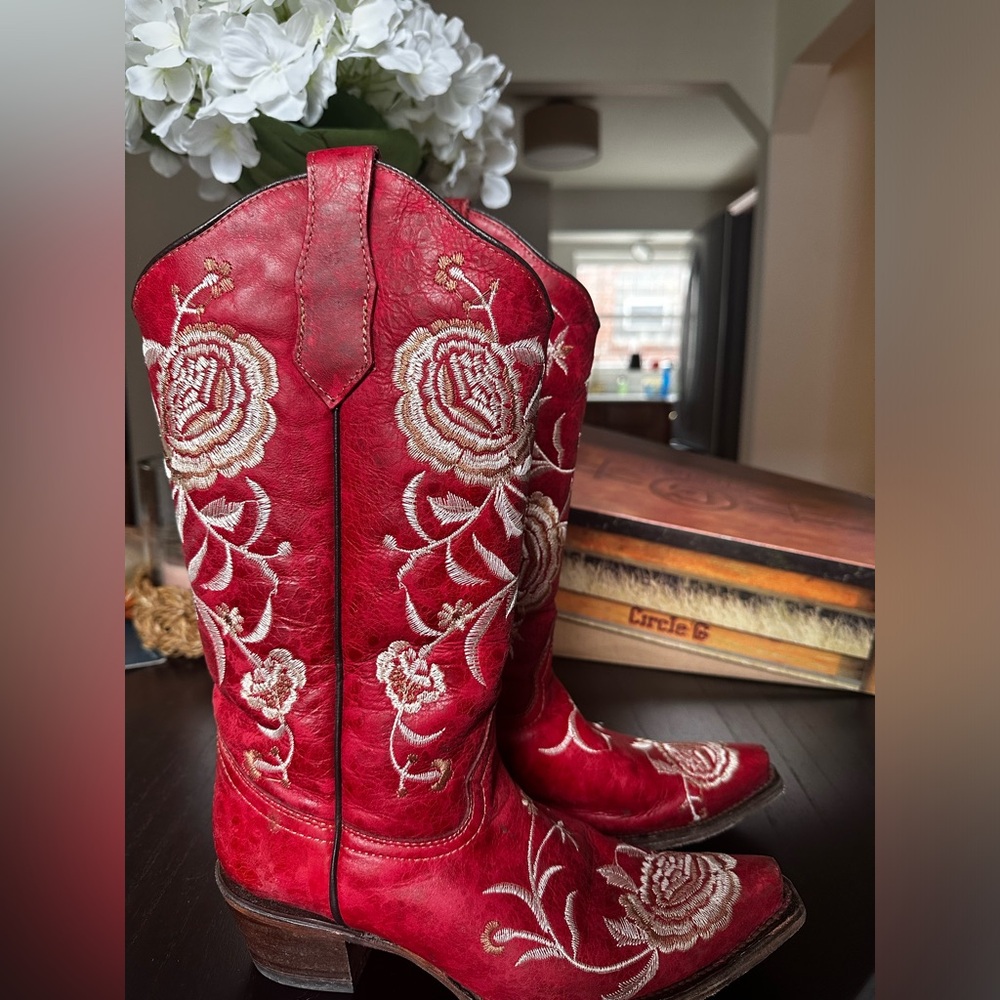 Red Circle G Cowboys boots